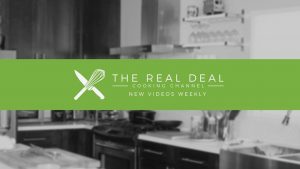 מטבח מודרני עם ארונות כהים ומכשירי נירוסטה מטושטש ברקע. מעל זה כרזה ירוקה עם אייקון סכין ומקצף לבן, והטקסט