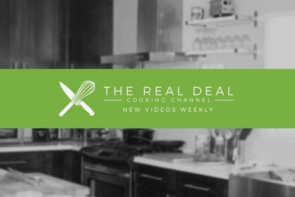 מטבח מודרני עם ארונות כהים ומכשירי נירוסטה מטושטש ברקע. מעל זה כרזה ירוקה עם אייקון סכין ומקצף לבן, והטקסט 