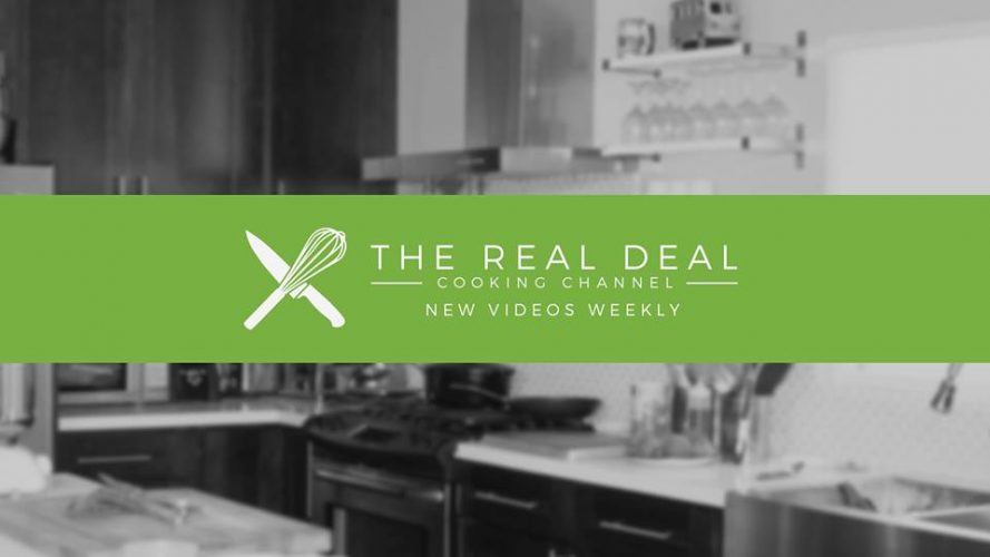 מטבח מודרני עם ארונות כהים ומכשירי נירוסטה מטושטש ברקע. מעל זה כרזה ירוקה עם אייקון סכין ומקצף לבן, והטקסט 