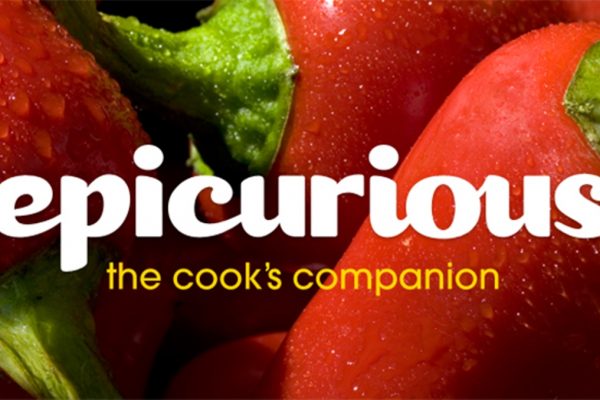 תמונת תקריב של פלפלים אדומים עם טיפות מים, ומעליה הטקסט 