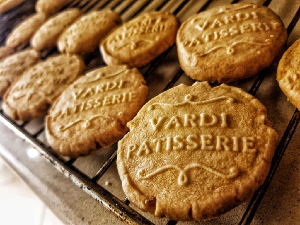 כמה עוגיות עגולות עם חותמת 