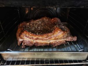 נתח של בשר שפונדרה בצליה בתנור