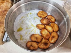 נסדר את תפוחי האדמה בתחתית הסיר