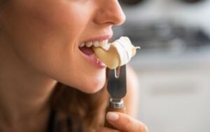 אשה נוגסת בקממבר