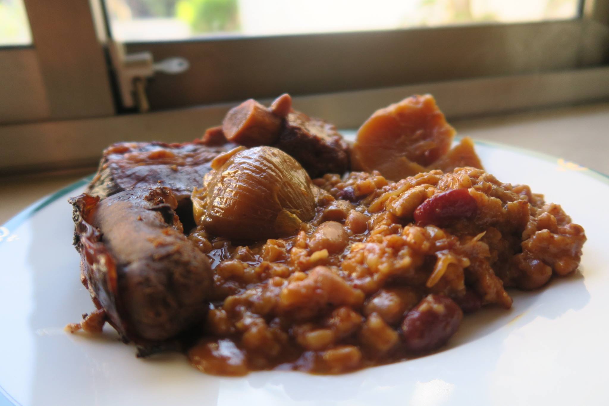 מנת חמין בצלחת