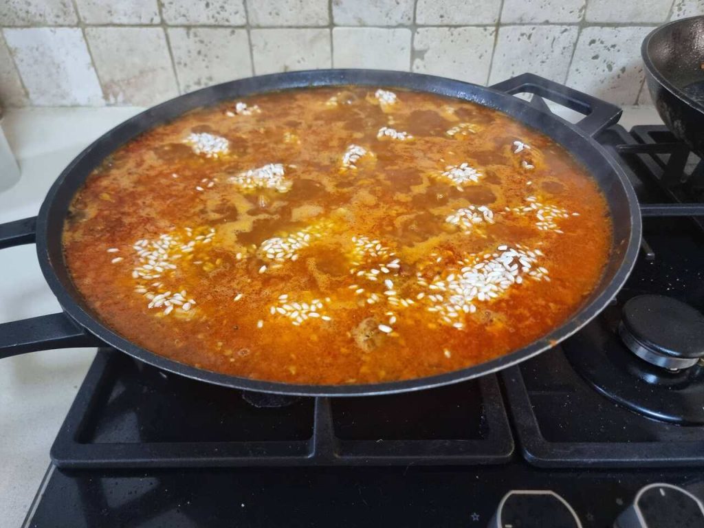 הוספת אורז לפאייה במחבת